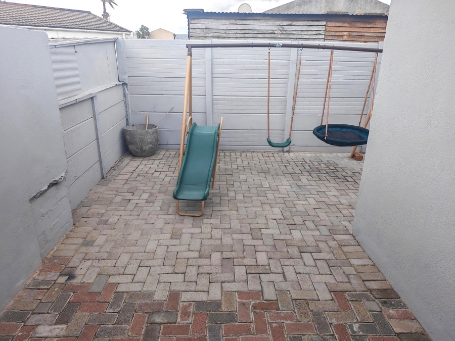 4 Bedroom Property for Sale in Gustrouw Western Cape